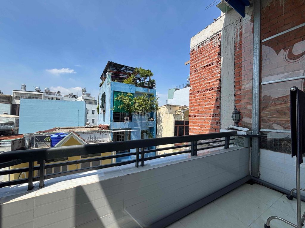 The super-sluttery balcony has hot drying - near the American ugm kxx 4th.