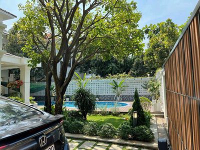 The garden house is 1,000 M2, ground, 3 floors, 6 bedrooms, truck road.