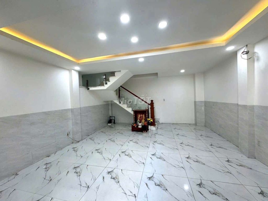 Rent the entire Nguyễn Văn Đậu-- 3 bedrooms with air conditioning.