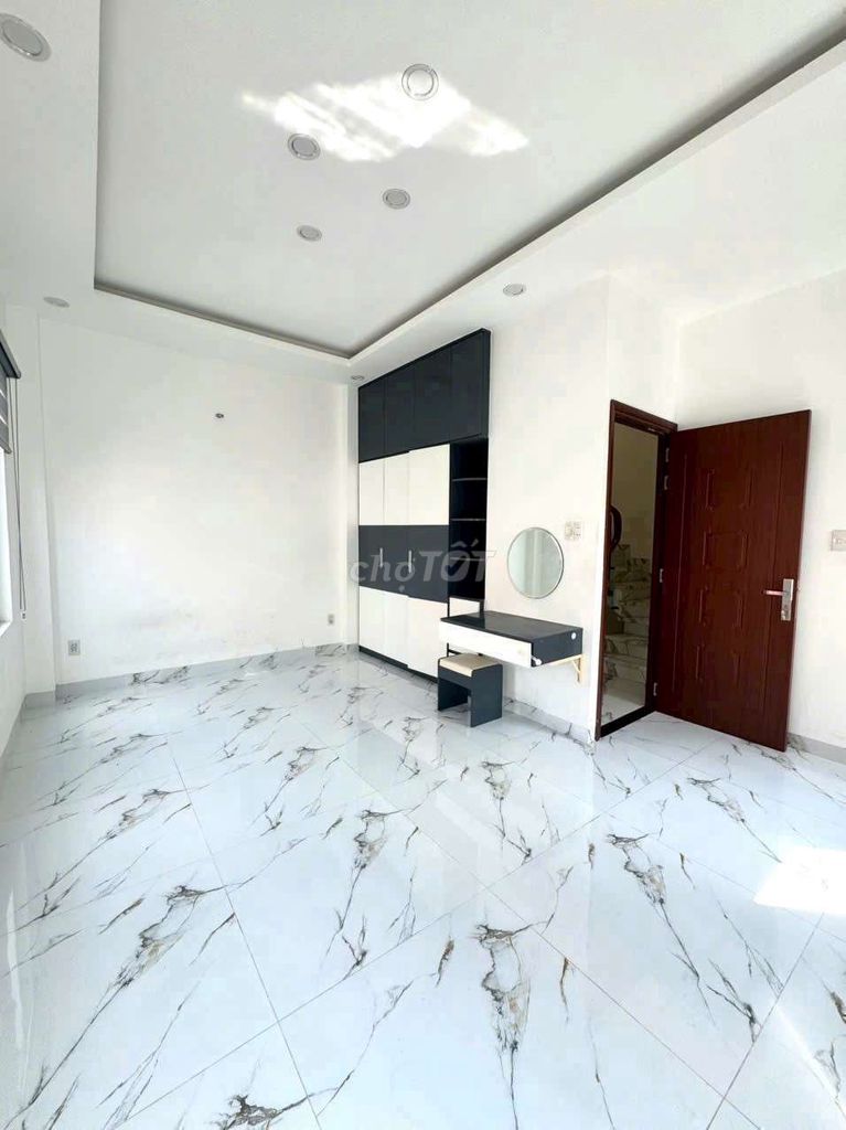 Rent the entire Nguyễn Văn Đậu-- 3 bedrooms with air conditioning.