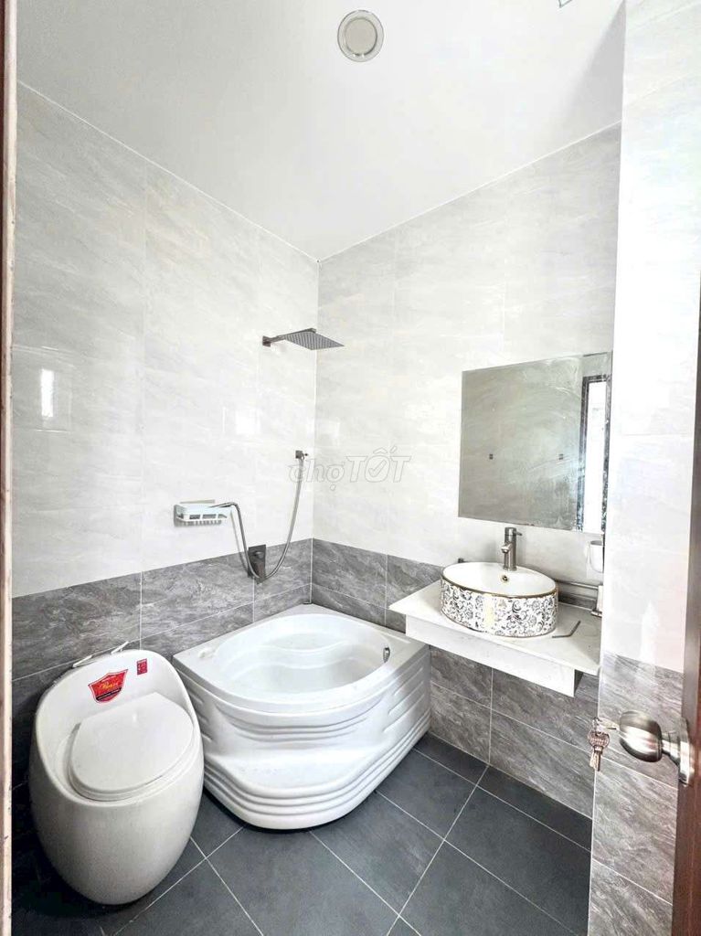 Rent the entire Nguyễn Văn Đậu-- 3 bedrooms with air conditioning.
