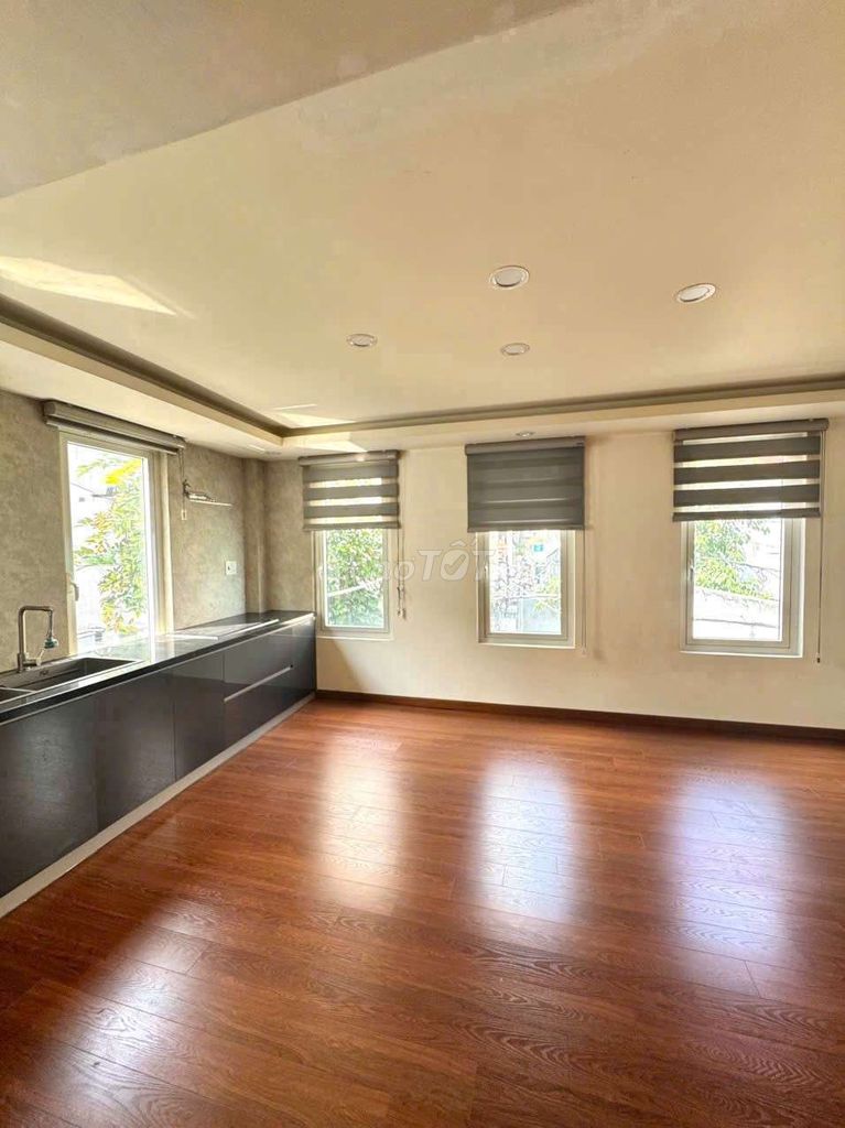 Rent the entire Nguyễn Văn Đậu-- 3 bedrooms with air conditioning.
