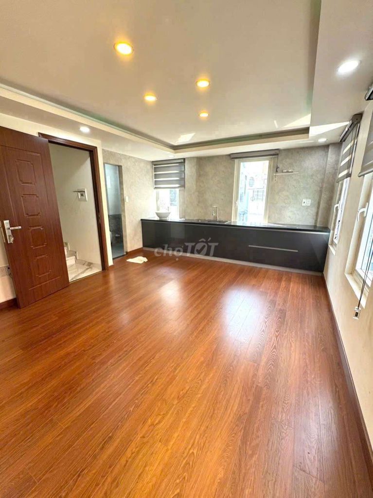 Rent the entire Nguyễn Văn Đậu-- 3 bedrooms with air conditioning.