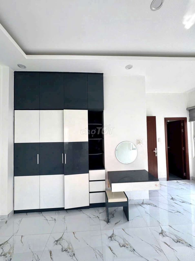 Rent the entire Nguyễn Văn Đậu-- 3 bedrooms with air conditioning.
