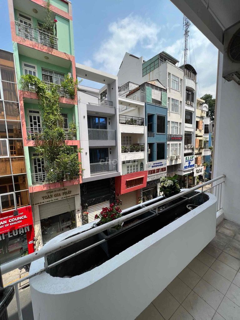 Room 1 full bedroom Nguyễn Văn Thủ balcony.