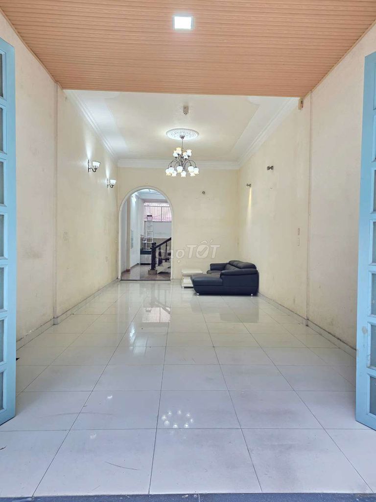 Four stories, four-way-car alley, nice five-room-five-five-five-five-million.