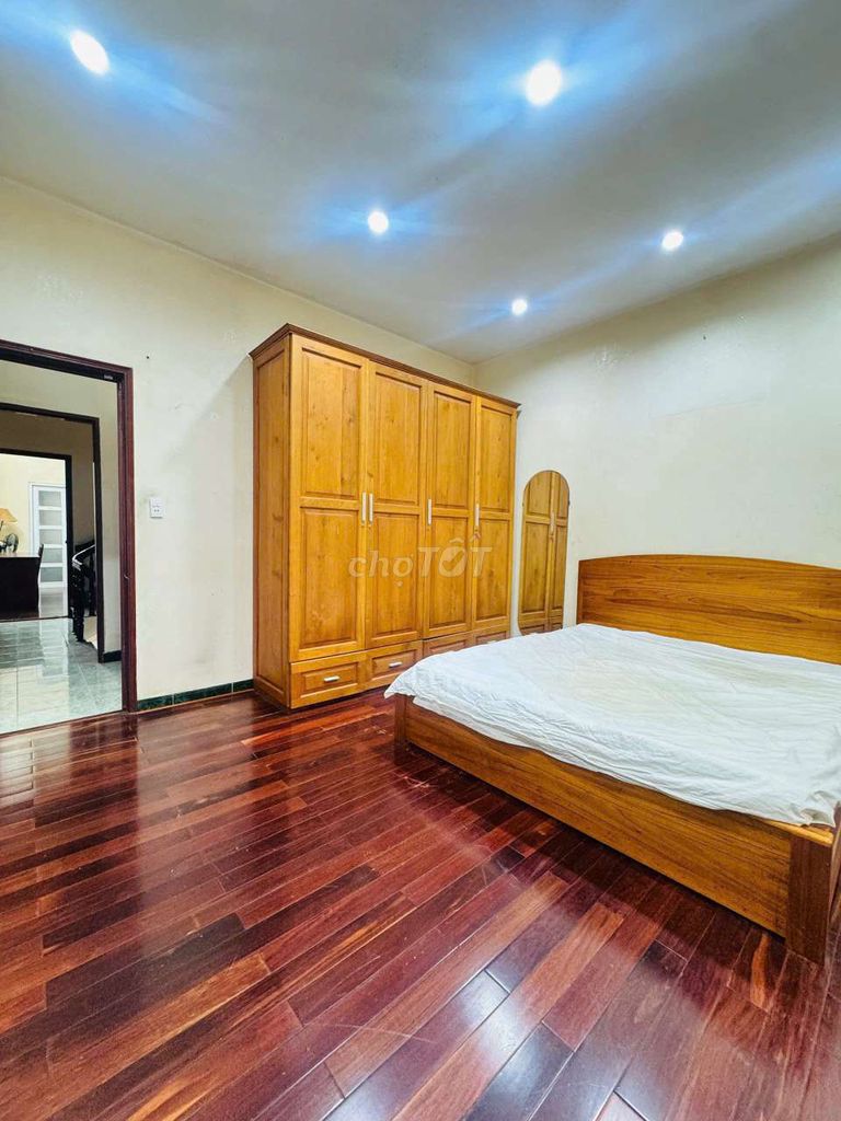 Four stories, four-way-car alley, nice five-room-five-five-five-five-million.