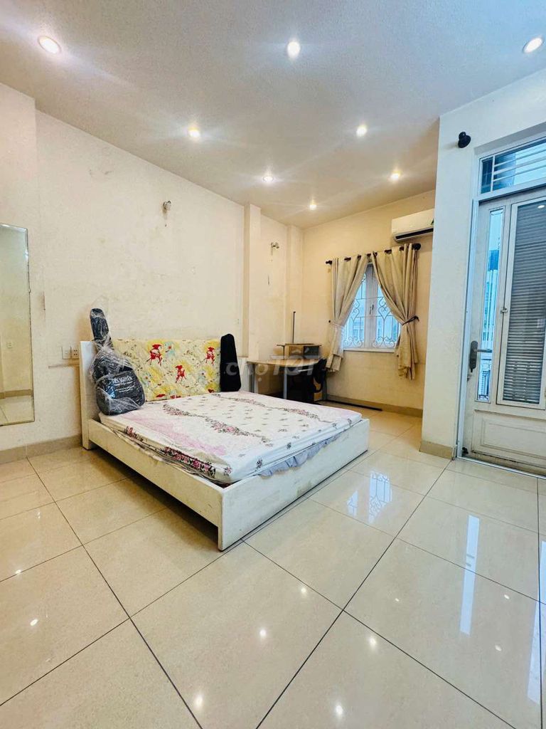 Four stories, four-way-car alley, nice five-room-five-five-five-five-million.