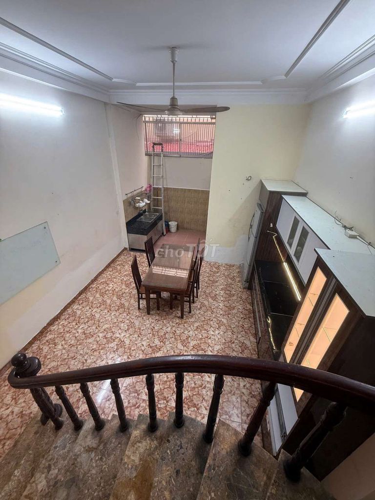 Four stories, four-way-car alley, nice five-room-five-five-five-five-million.