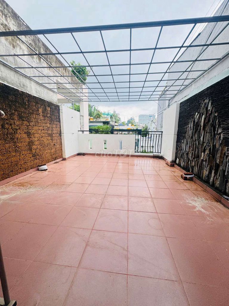 Four stories, four-way-car alley, nice five-room-five-five-five-five-million.