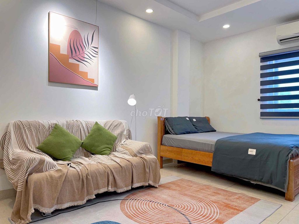 Rent the apartment full of furniture, private washing machines right next to the Great Hall.