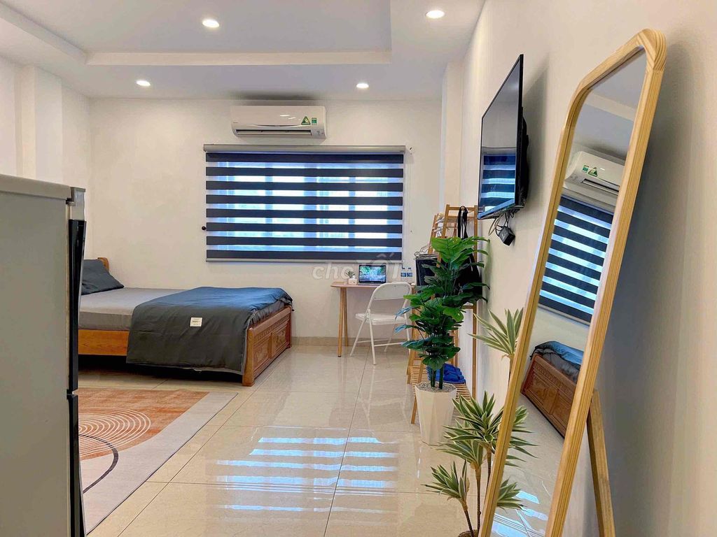 Rent the apartment full of furniture, private washing machines right next to the Great Hall.