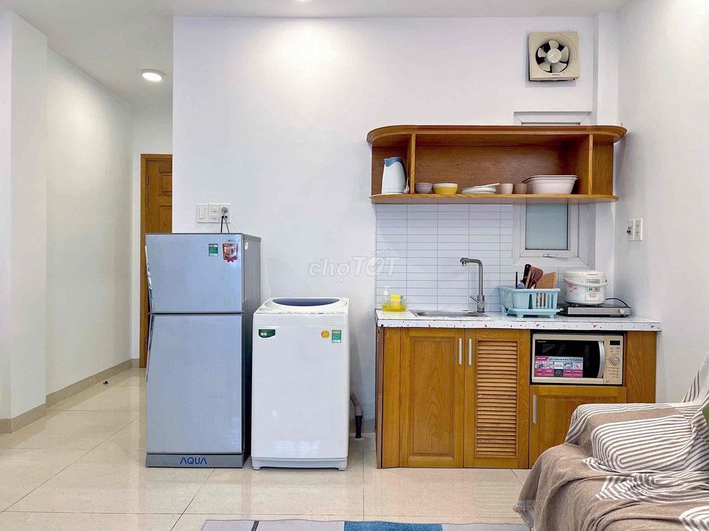Rent the apartment full of furniture, private washing machines right next to the Great Hall.