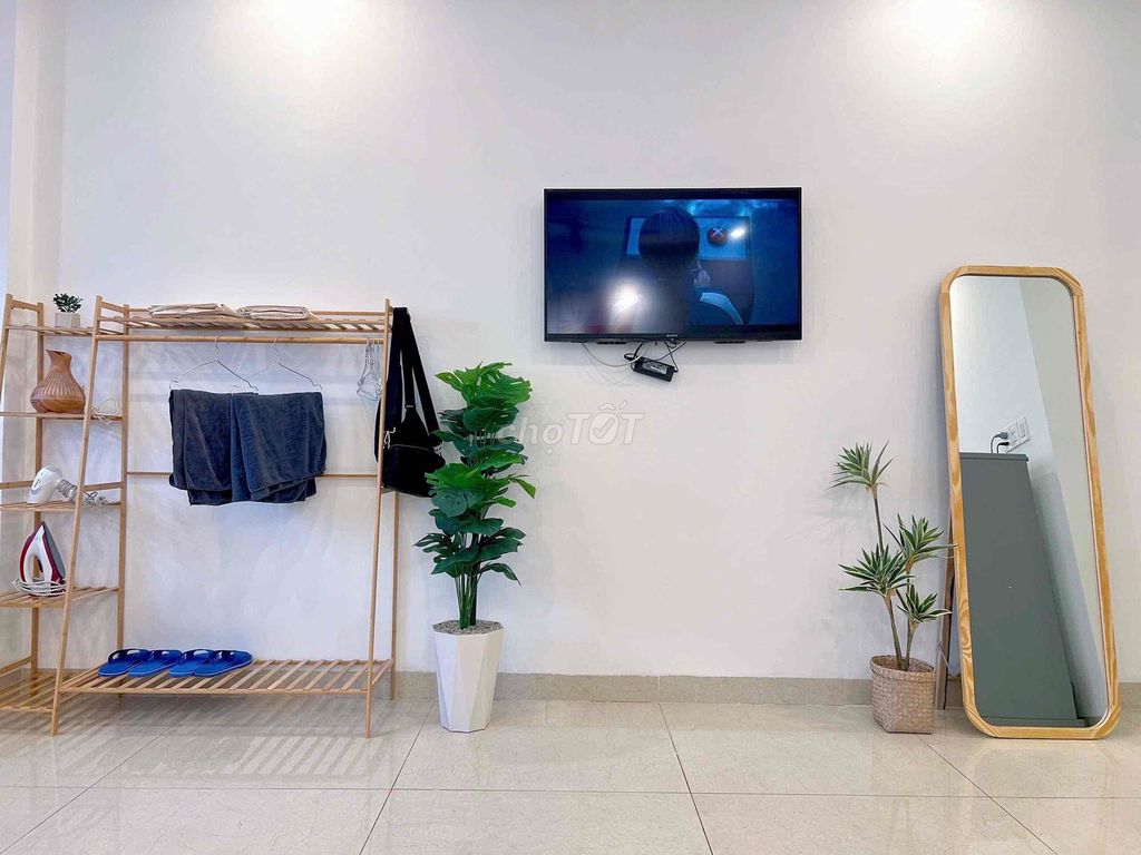 Rent the apartment full of furniture, private washing machines right next to the Great Hall.
