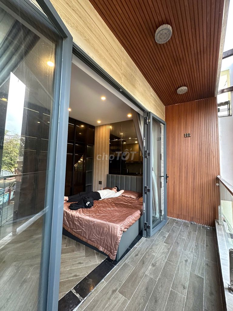 apartment luxury - open balcony, tank alley