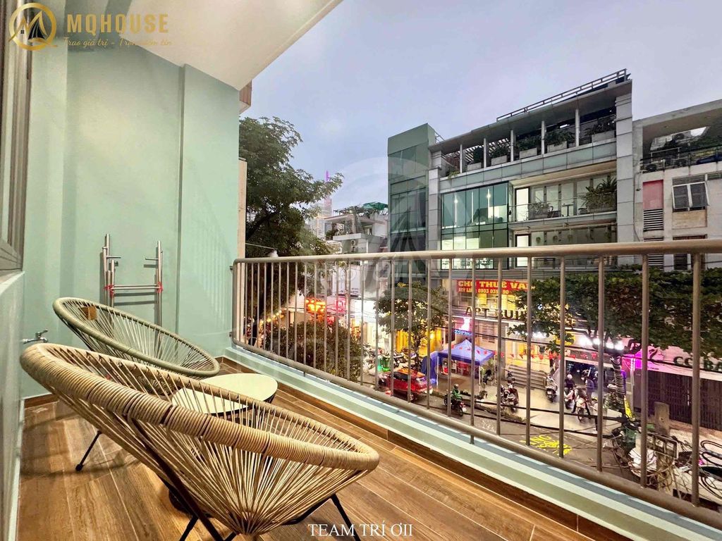 40-foot-wide balcony company walking through traffic.