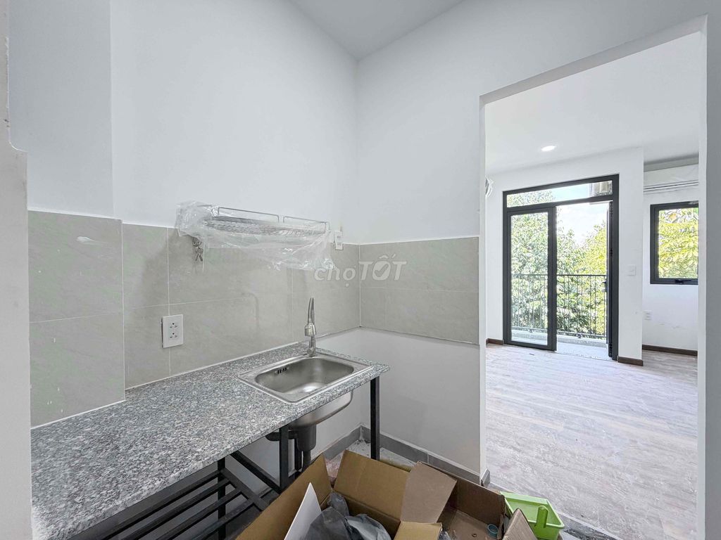The balcony kitchen studio, for petting the pet, free house fee October.