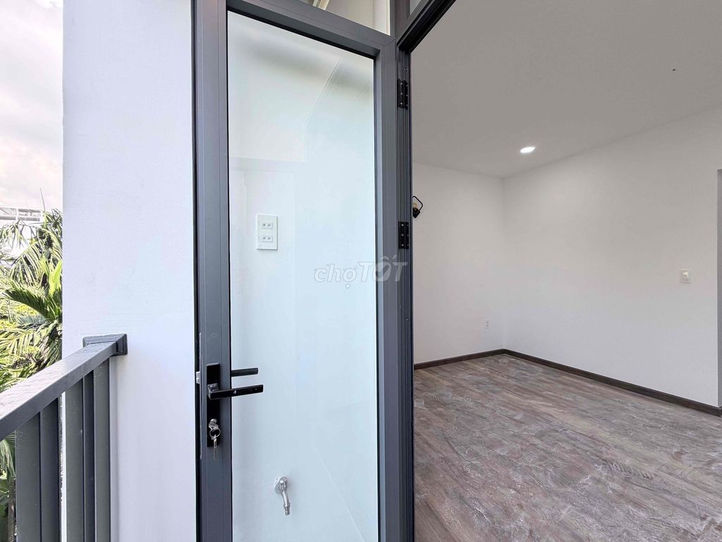 The balcony kitchen studio, for petting the pet, free house fee October.