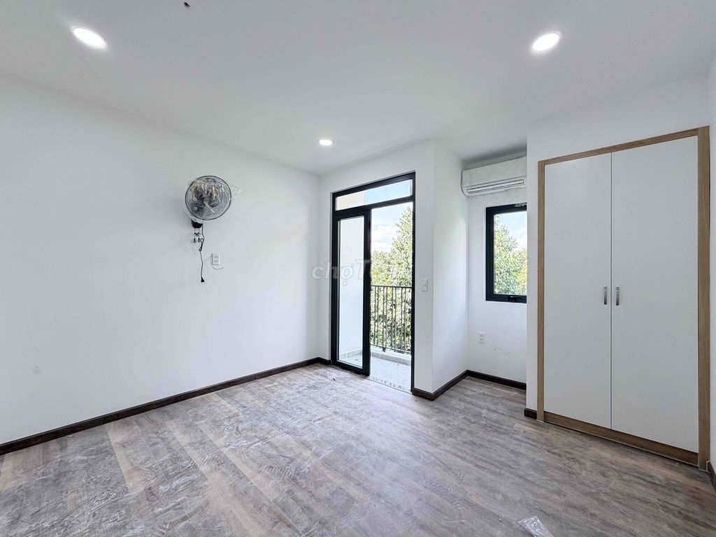 The balcony kitchen studio, for petting the pet, free house fee October.