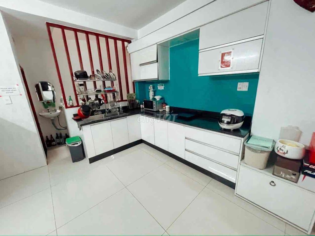 The alleyhouse is six bedrooms, four stories -- four and a half by 11 meters.