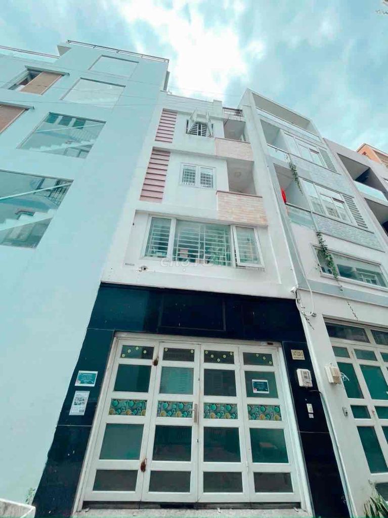 The alleyhouse is six bedrooms, four stories -- four and a half by 11 meters.