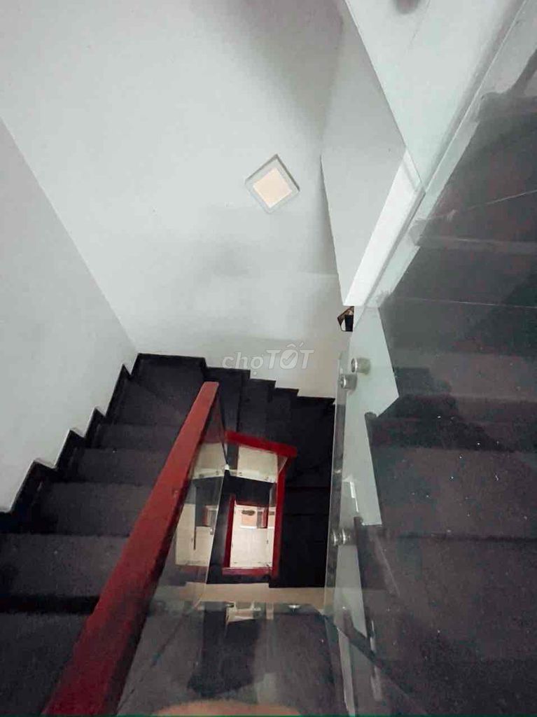 The alleyhouse is six bedrooms, four stories -- four and a half by 11 meters.