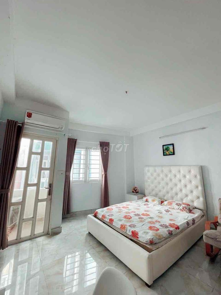 The alleyhouse is six bedrooms, four stories -- four and a half by 11 meters.