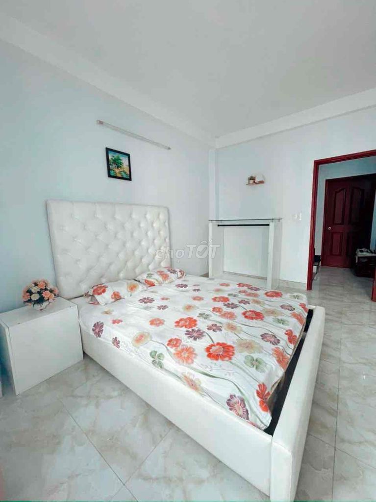 The alleyhouse is six bedrooms, four stories -- four and a half by 11 meters.