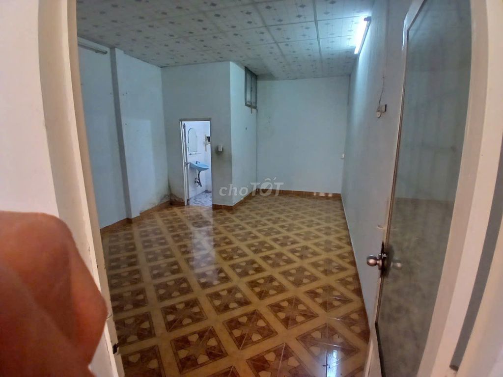 The rent house is 9 million, downtown Ho Chi Minh City. 47.2 meters, two stories.