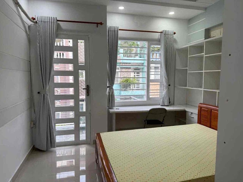 The house has an interior 4*16 meters. 2 floors. 4 bedrooms. 5 toilets. Lê Văn Thọ.