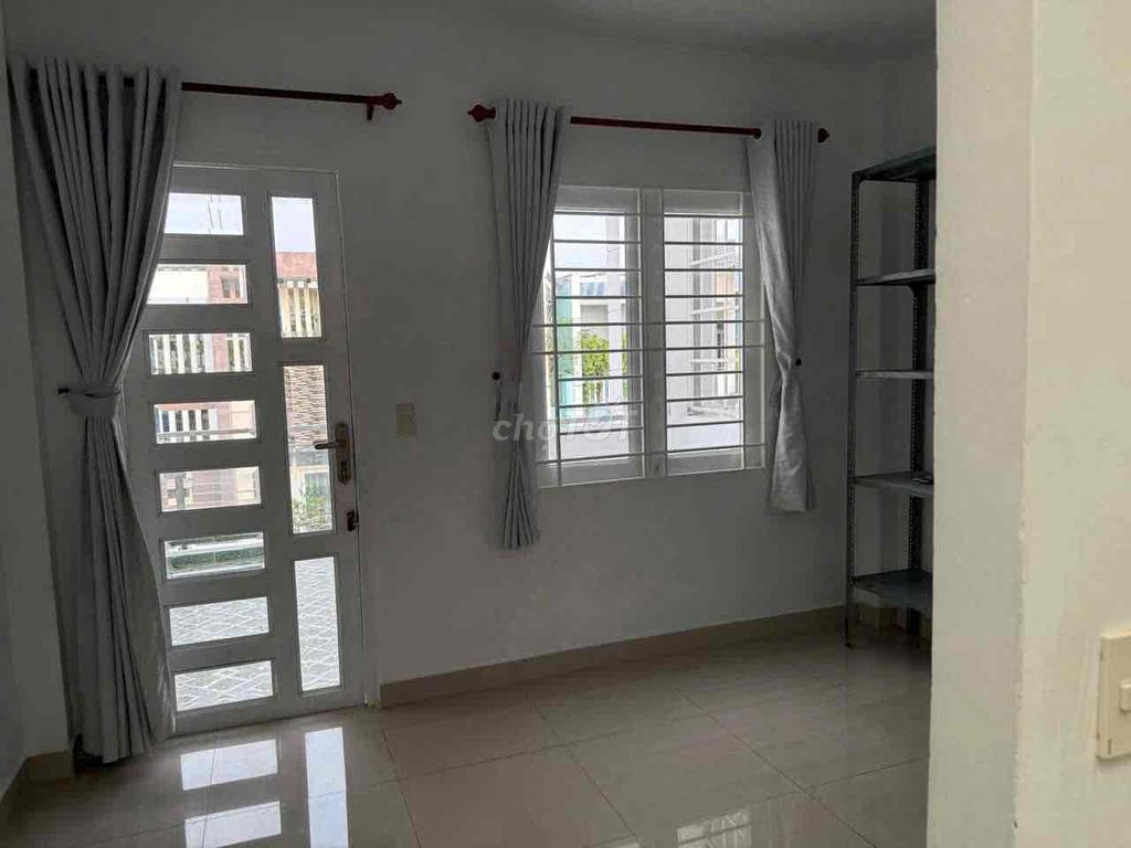 The house has an interior 4*16 meters. 2 floors. 4 bedrooms. 5 toilets. Lê Văn Thọ.