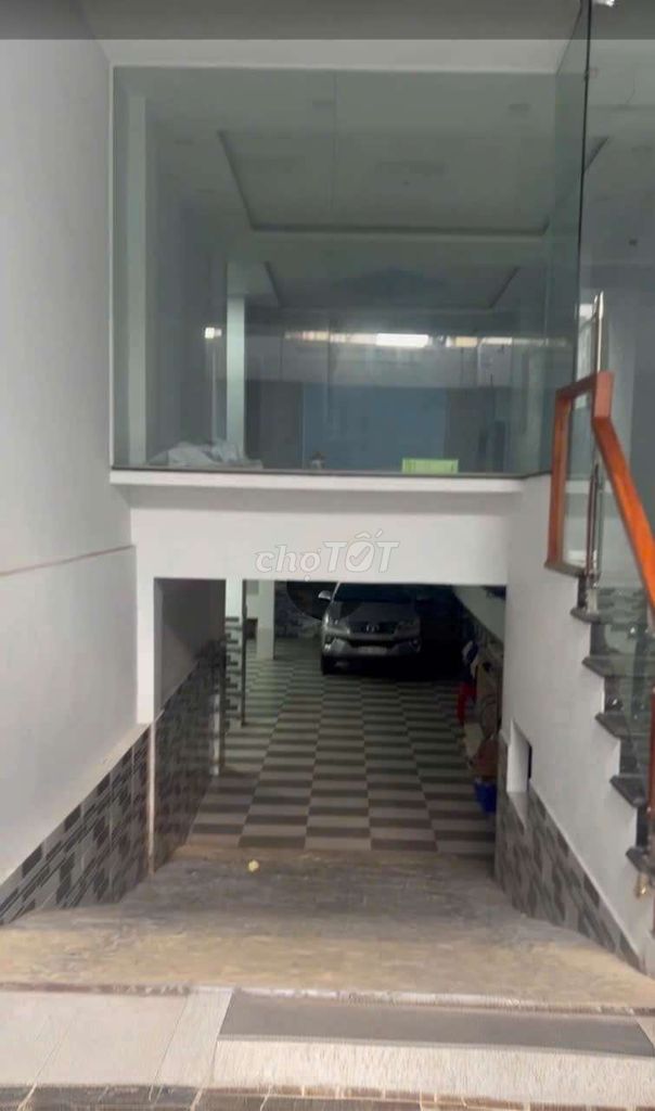 Renting cash homes near Dương Tử Giang, District 5-15 x25 meters, 24 P elevators