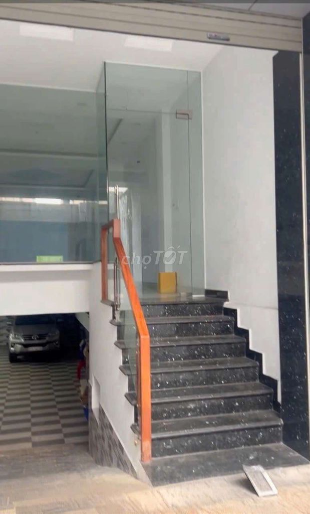 Renting cash homes near Dương Tử Giang, District 5-15 x25 meters, 24 P elevators