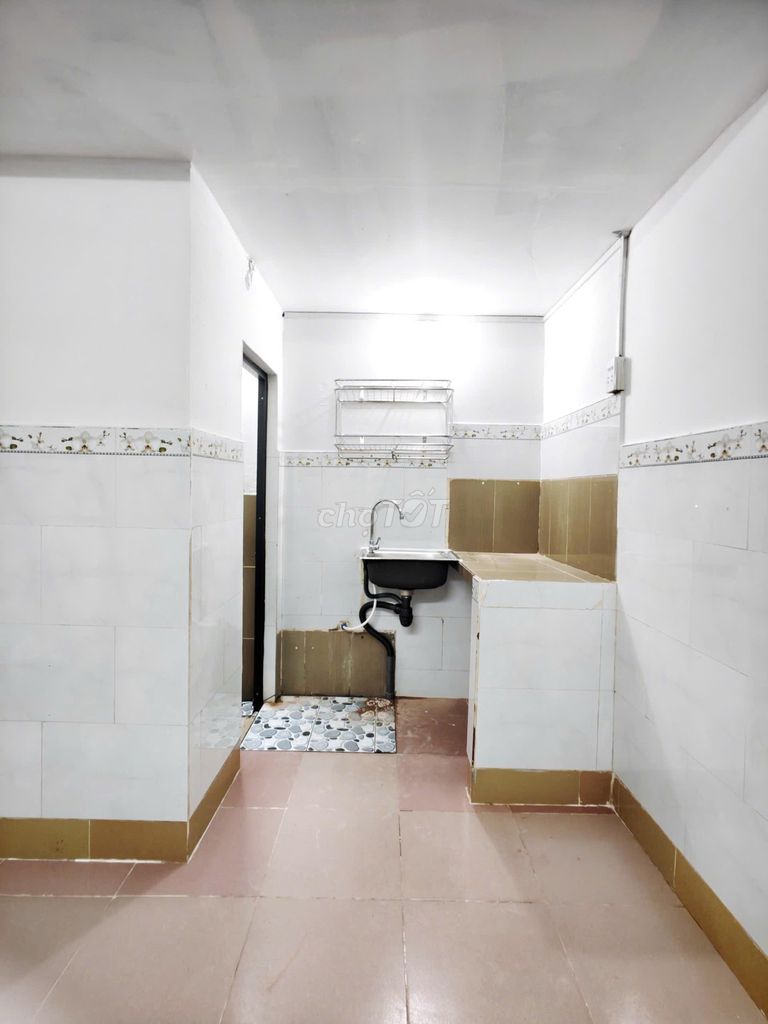 A cheap lodge/ kiot  - used to go to an agricultural university near the fountain