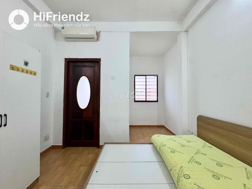 Open the balcony studio and the studio window at the heart of the 10th.