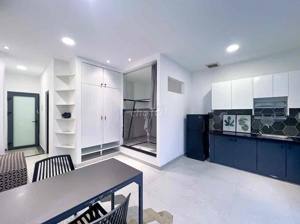 Near floor beds close to engine Mosestic Environment