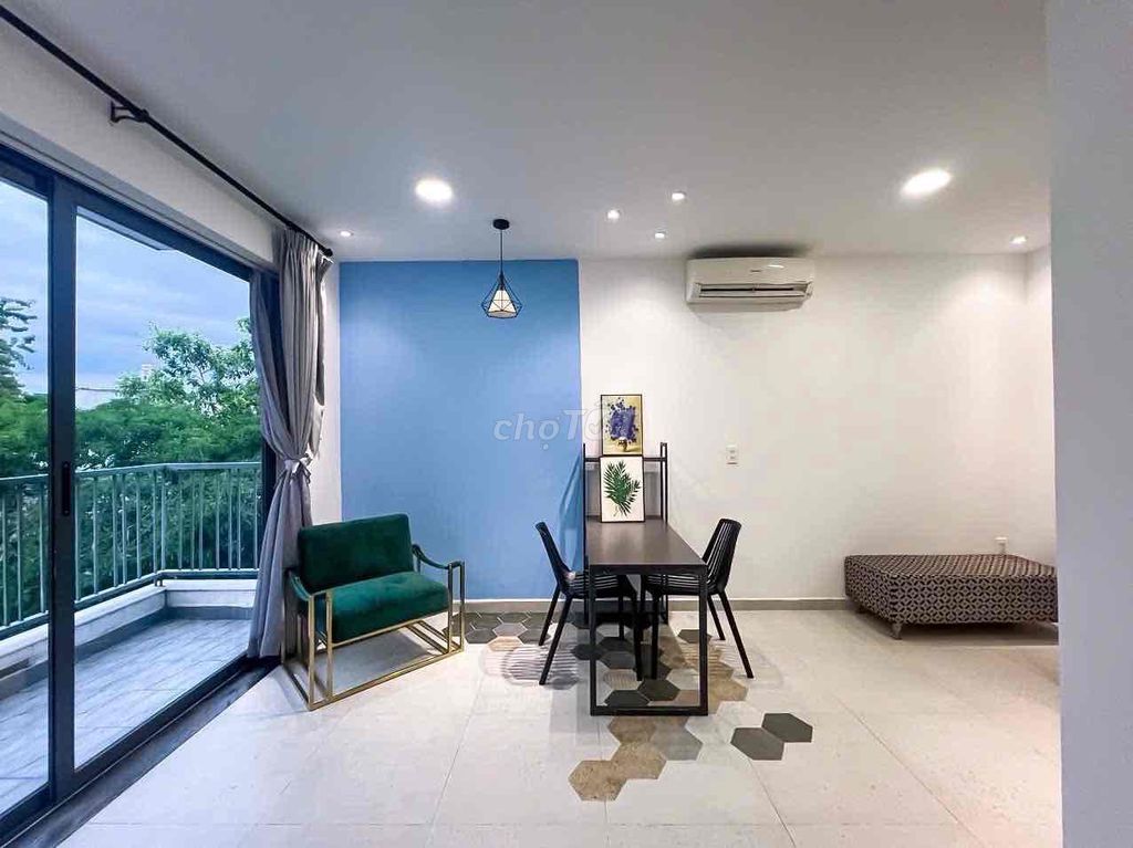 Near floor beds close to engine Mosestic Environment