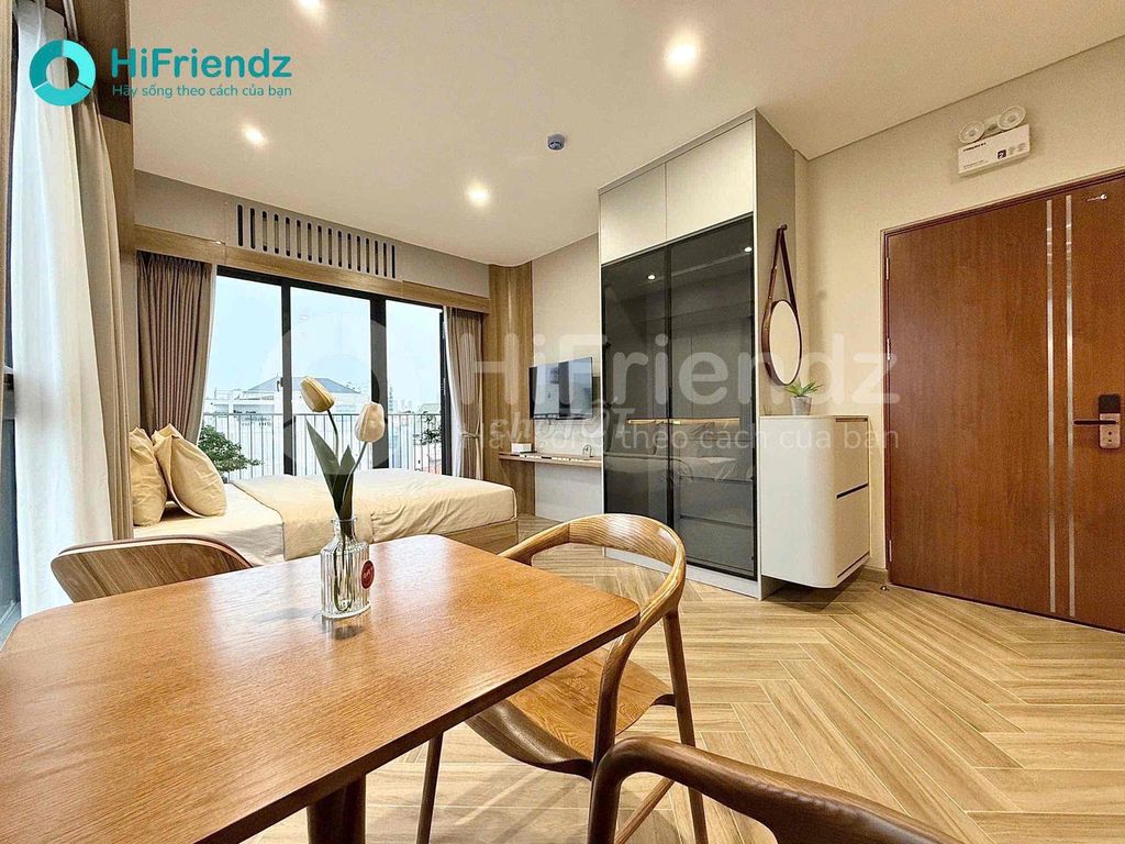 It's the owner who rents the new high-end new interior apartment, 100% high center.
