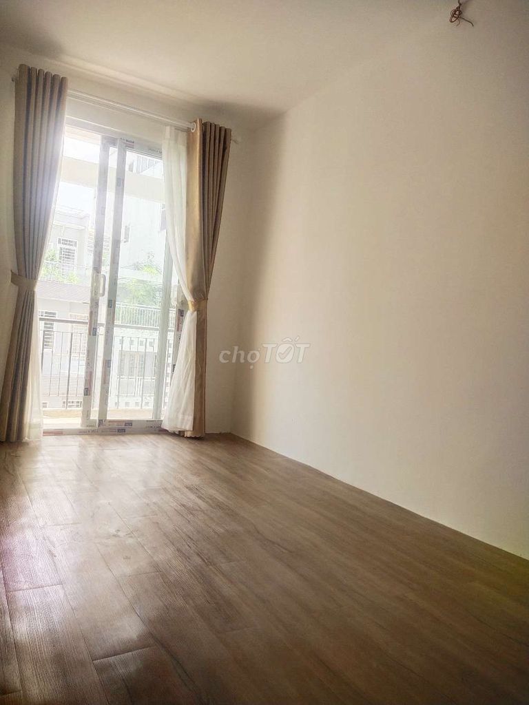 The owner rented three full bedrooms near Hòa Hảo Hospital.