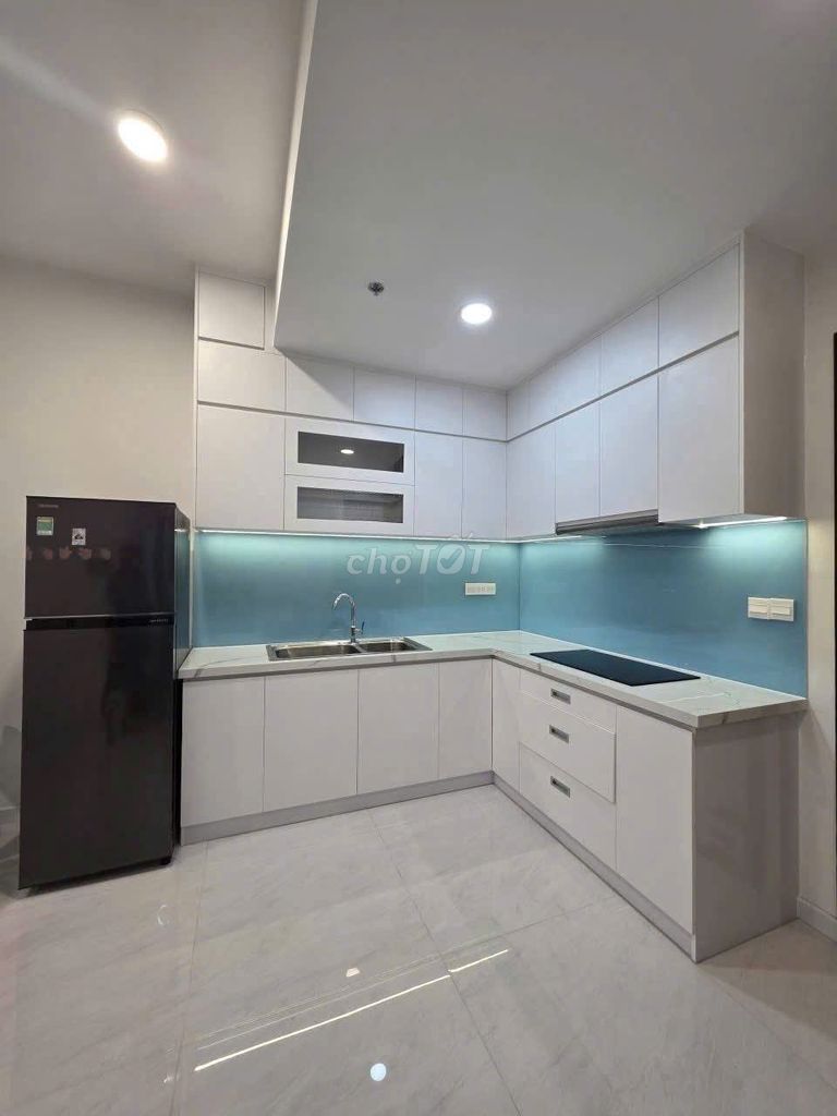 Pedle High School building. District 12. 59 meters two bedrooms. ntcb. Eight million.