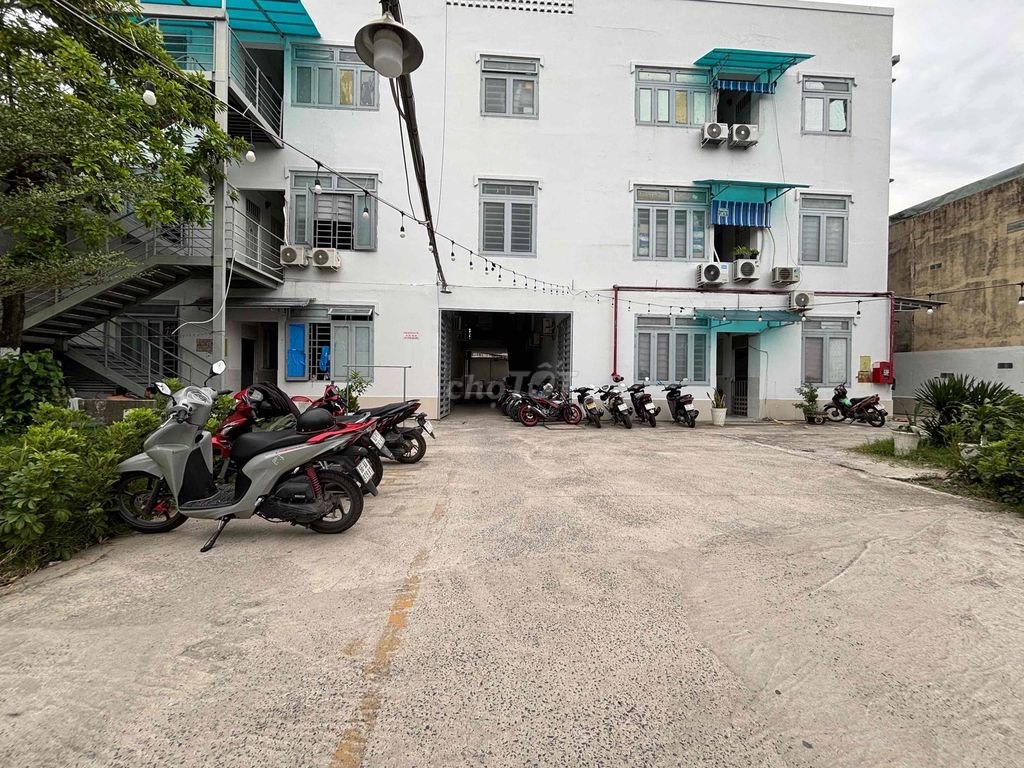 The guard room is Hiệp Thành 13 with an elevator, three I car wide.