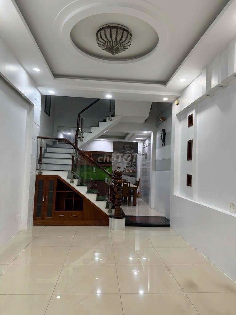 Bình Thạnh alley house-- 4 bedrooms-- 16 million a month.