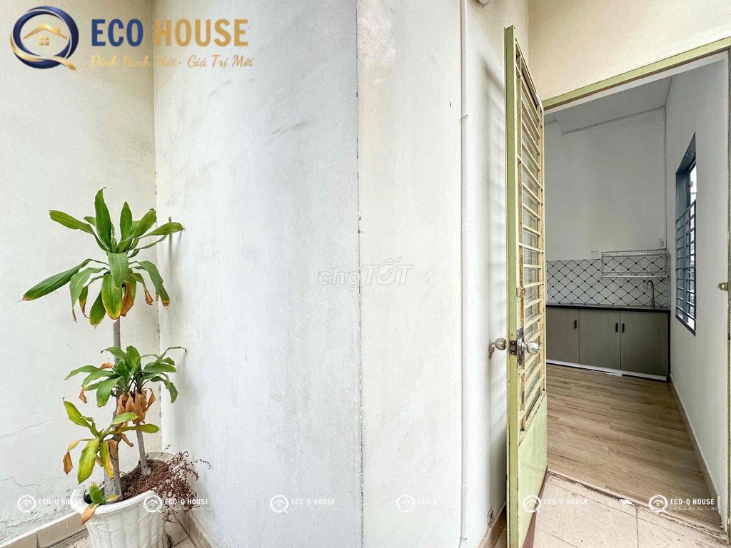 A private balcony studio, cheaply located near the lotus, through a university of donations only 7 P.