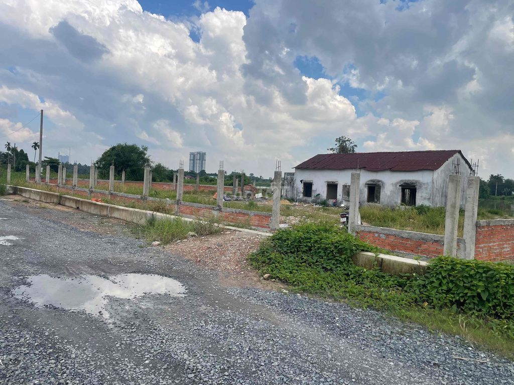 Rent land + cash house on the banks of the Saigon River, truck route.