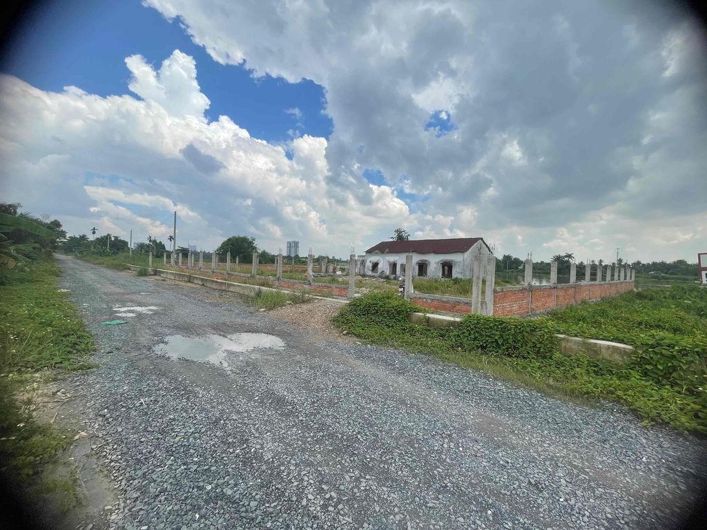 Rent land + cash house on the banks of the Saigon River, truck route.