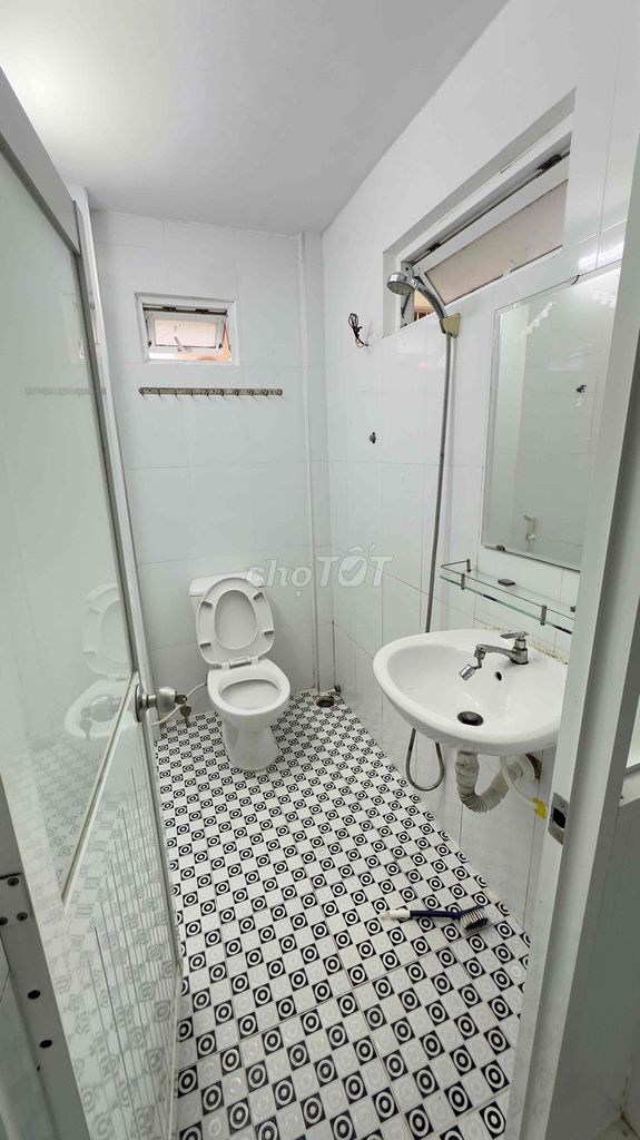 Rent the main home-- 3rd district, .h.h. rents the chapel.