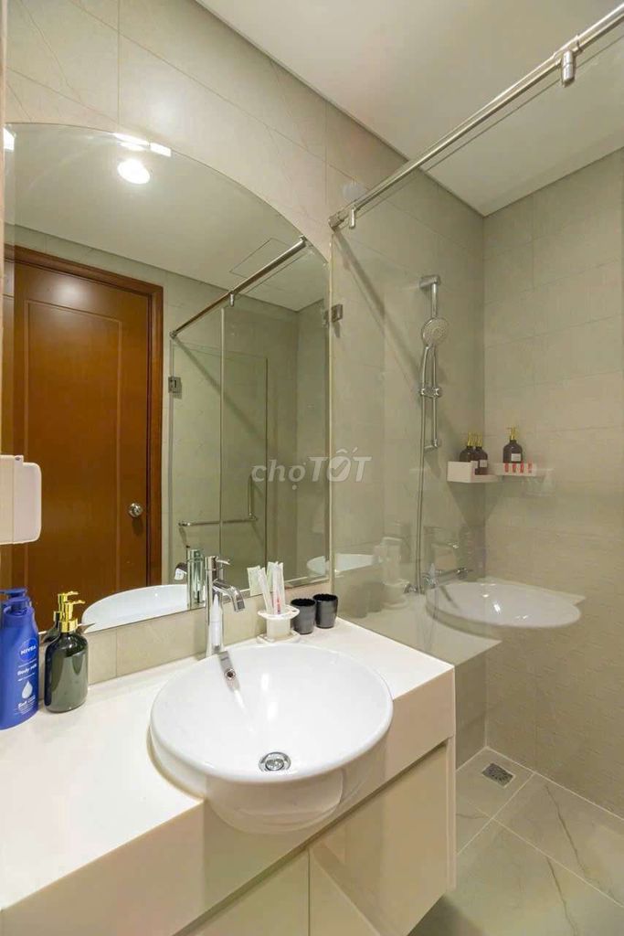 Rent the three bedrooms. Two high-level toilets. - Full interior. - Entering.