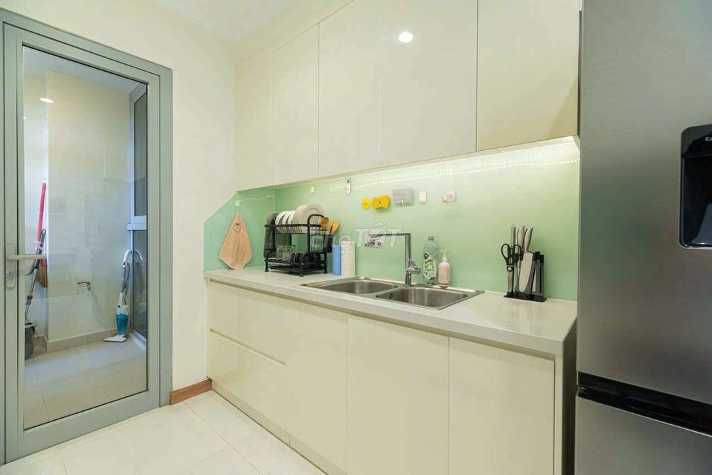 Rent the three bedrooms. Two high-level toilets. - Full interior. - Entering.