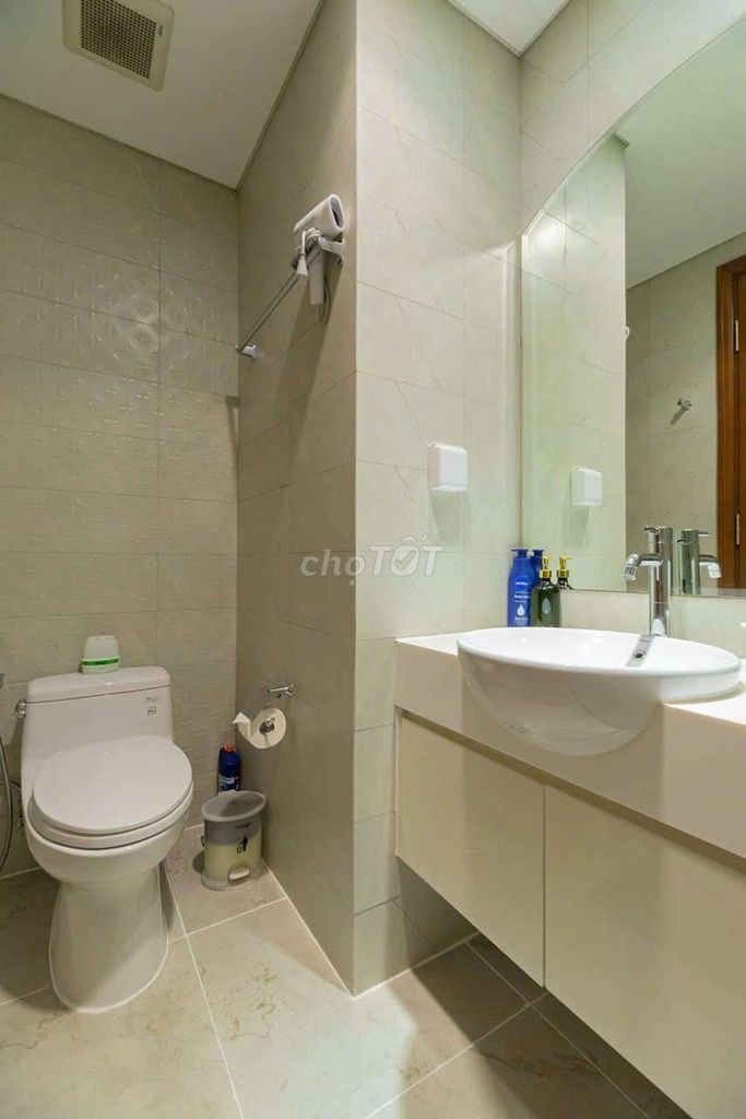 Rent the three bedrooms. Two high-level toilets. - Full interior. - Entering.