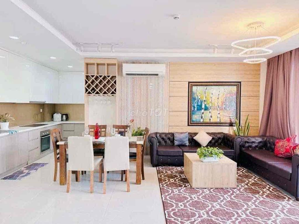 The three bedrooms are 107 meters full of furniture on the spot.